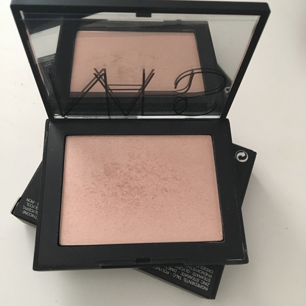 Nars highlighting powder capri